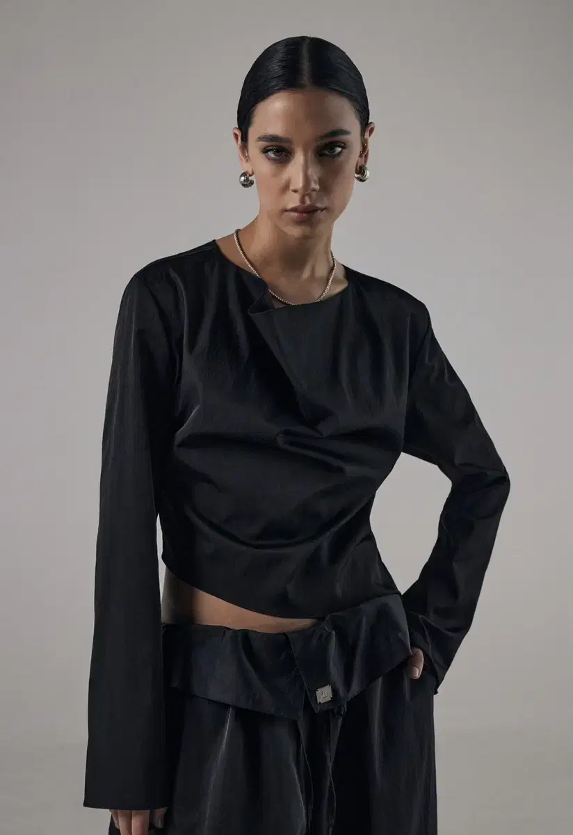 트리밍버드 Cowl Blouse [ Black ]